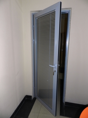 Дверь из интерьерного алюминиевого профиля со встроенными жалюзи          